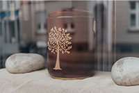 Foto einer Holz Urne mit individueller Gravur